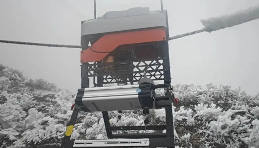 信通电子：自主研发新一代具身智能线路防冰机器人