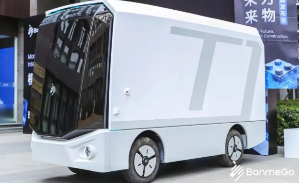 斑陌易行发布首款智能配送机器人