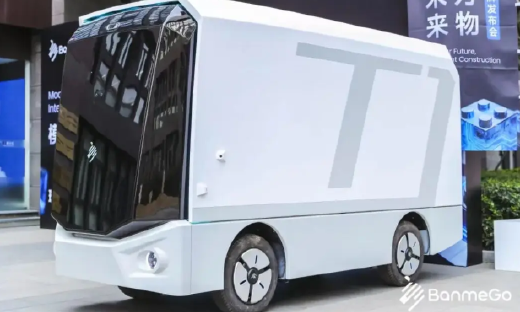 斑陌易行发布首款智能配送机器人