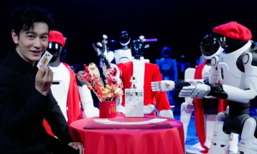 智元举办全球首个大型机器人晚会