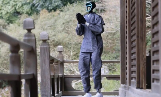 在日本，一个顶着“中国脸”的机器人，出家了