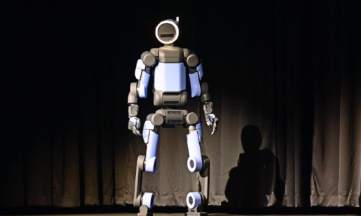 中国机器人在跳舞，美国机器人在发论文