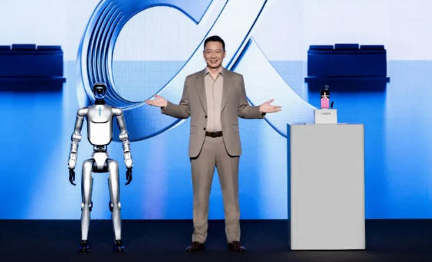 荣耀首款人形机器人亮相MWC跳太空舞步