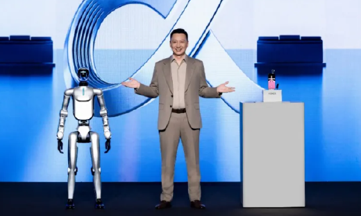 荣耀首款人形机器人亮相MWC跳太空舞步