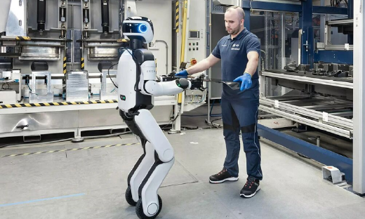 宝马工厂的人形机器人，黄仁勋是背后老板之一