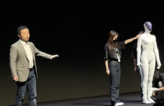 何小鹏：不是所有汽车厂商都能做人形机器人