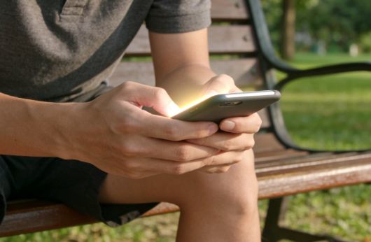 5元调 bug、9.9元卖提示词：这届年轻人把“手搓”AI玩成副业新赛道