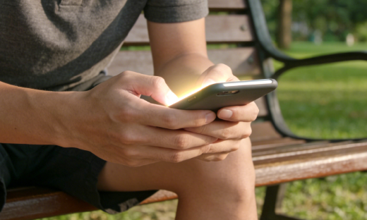 5元调 bug、9.9元卖提示词：这届年轻人把“手搓”AI玩成副业新赛道