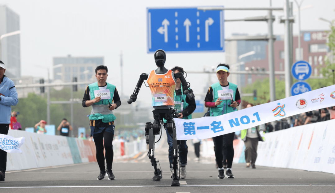 人形机器人半马前的“众生相”，近四成赛队扔掉了“遥控拐杖”
