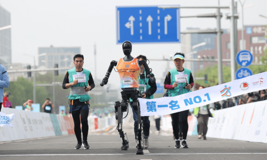 人形机器人半马前的“众生相”，近四成赛队扔掉了“遥控拐杖”