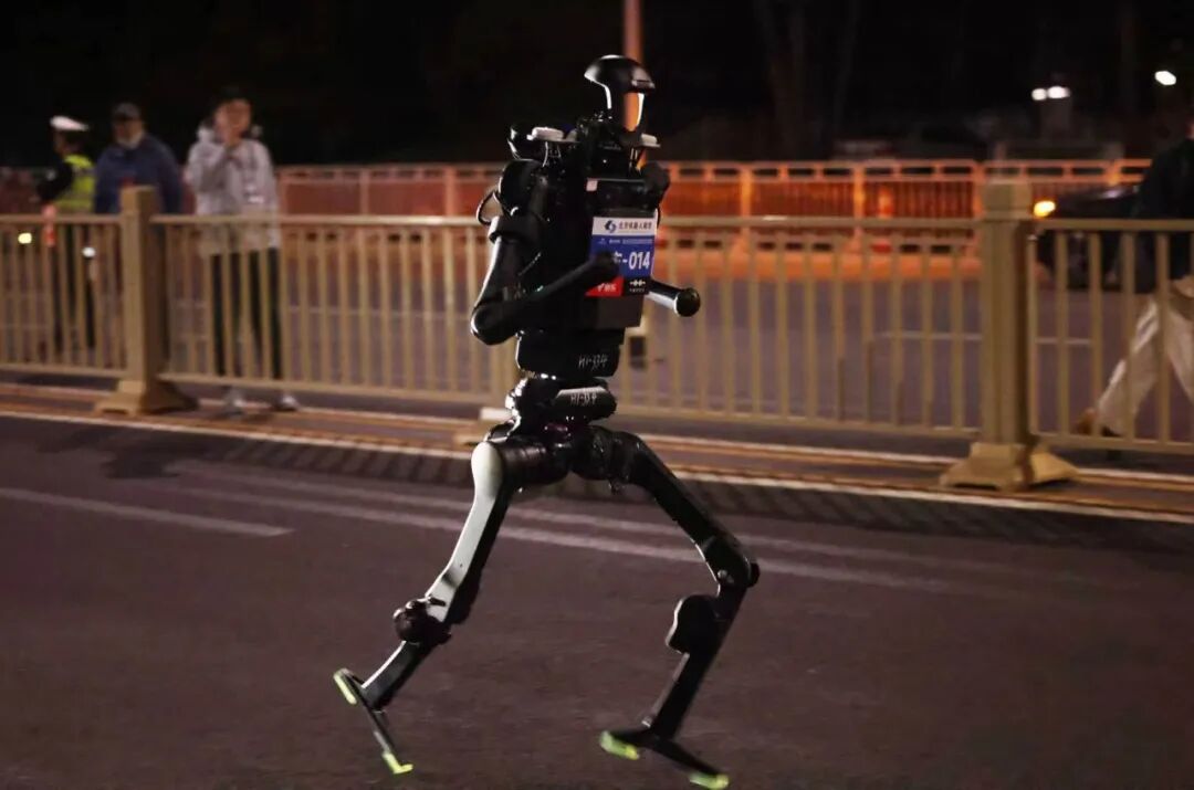 人形机器人半马前的众生相，近四成赛队扔掉了遥控拐杖