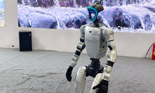 当中国机器人，开始在波兰街头驱赶野猪 | 人形机器人“另类”落地