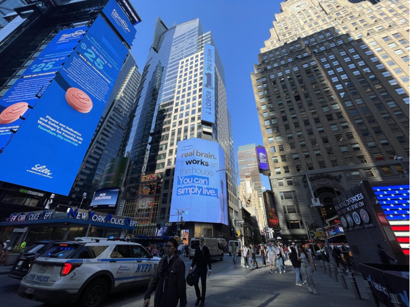 纽约时报广场上演“灵魂拷问”！这家机器人公司让外国网友坐不住了