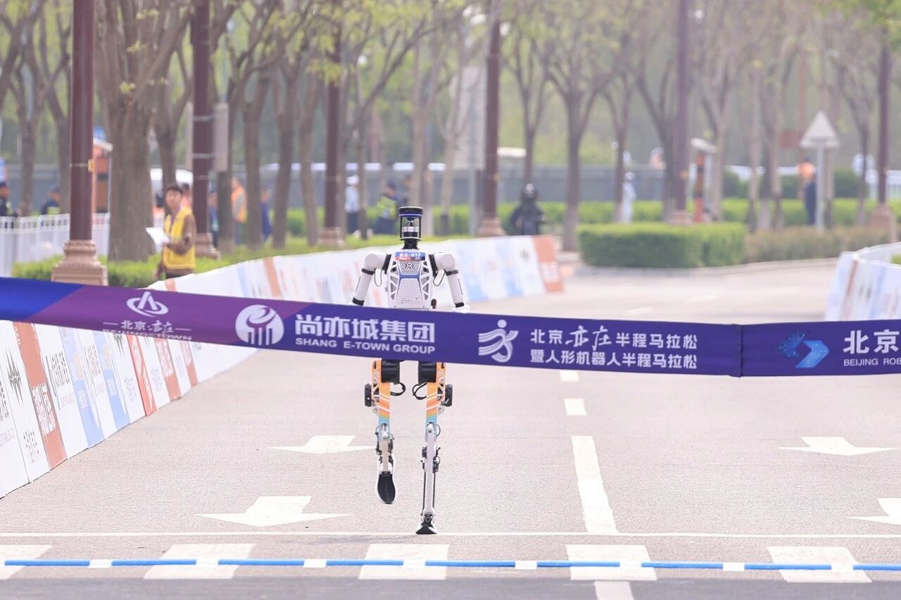 第二届人形机器人半程马拉松：我们该关注什么？答案藏在这枚最重的团体金牌里