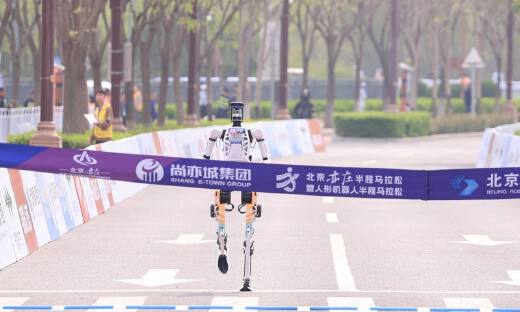 第二届人形机器人半程马拉松：我们该关注什么？答案藏在这枚最重的团体金牌里