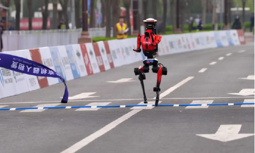 荣耀“闪电”包揽亦庄机器人半马前三