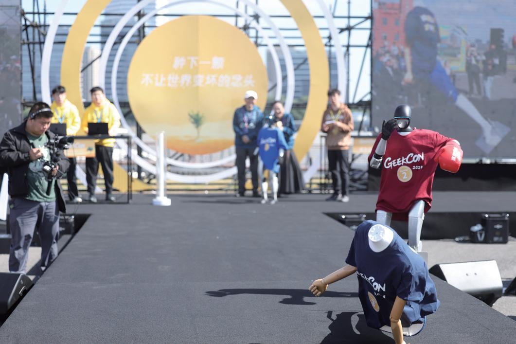 不到8小时家用机器人遭“劫持”，家庭生活或面临被直播风险