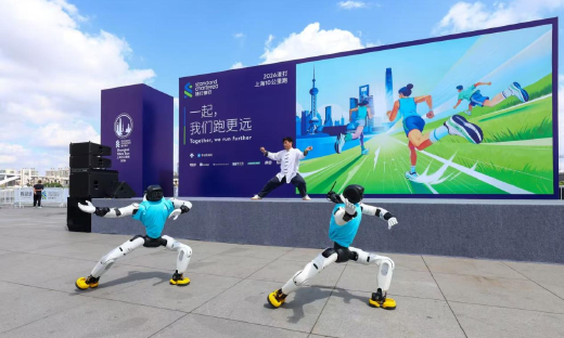 2026渣打上海10公里跑开赛，擎天租机器人“天团”跨界助跑