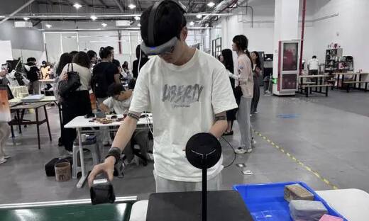戴头环的人，正在教机器人一种